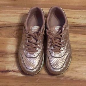 Women’s size 8.5 *RARE* Rose Gold Air Max